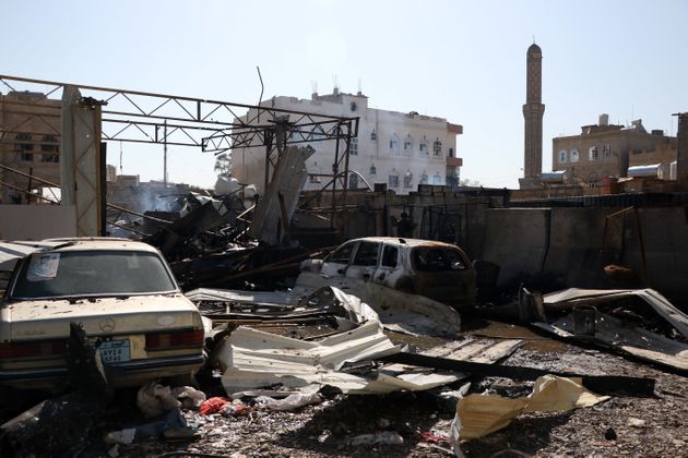 공습으로 파괴된 한 플라스틱 공장의 모습. 예멘, 사나. 2019년 4월10일.
