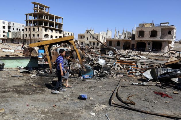 학생을 포함해 15명의 목숨을 앗아간 공습으로 파괴된 한 창고 건물 근처를 지나고 있는 어린이들의 모습. 예멘, 사나. 2019년 4월9일.