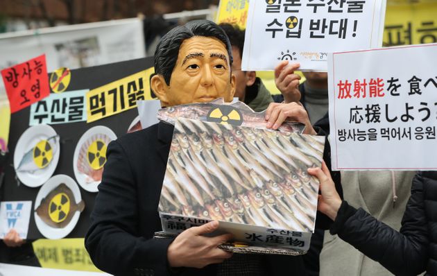 시민방사능감시센터 관계자들이 서울 종로구 옛 일본대사관 앞에서 열린 일본산 식품 수입규제·WTO패소 대응 촉구 기자회견에서 아베 신조 일본 총리의 후쿠시마 수산물 강요 퍼포먼스를 하고 있다.
