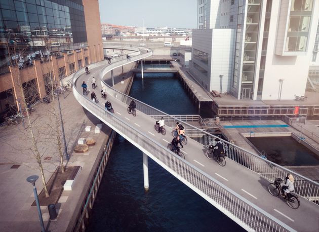 덴마크 코펜하겐 거리를 달리는 자전거들