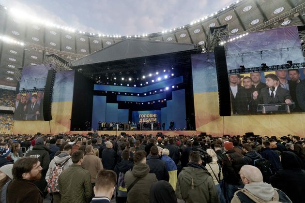 대선 결선투표에 앞서 키예프 스타디움에서 실시된 공개 토론에서 볼로디미르 젤렌스키 후보가 발언하고 있다. 우크라이나, 키예프. 2019년 4월19일.