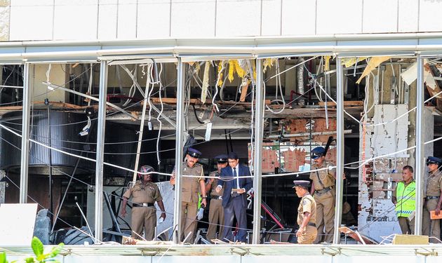 스리랑카 수사당국 관계자들이 폭발이 발생한 샹그릴라 호텔 레스토랑을 살펴보고 있다. 스리랑카, 콜롬보. 2019년 4월21일.