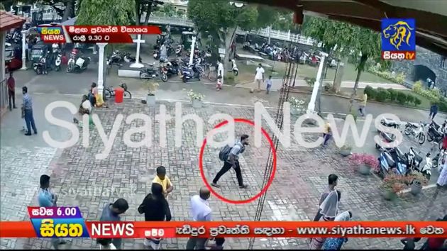 스리랑카 해안도시 네곰보의 성 세바스티안 성당에서 자살폭탄 공격을 벌인 용의자로 추정되는 남성이 백팩을 메고 가는 모습이 담긴 CCTV 영상이 23일 공개됐다.