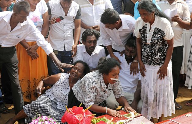 성 세바스티안 성당 인근 공동묘지에서 희생자들의 집단 장례식이 거행된 가운데 가족들이 오열하고 있다. 스리랑카, 네곰보. 2019년 4월23일.