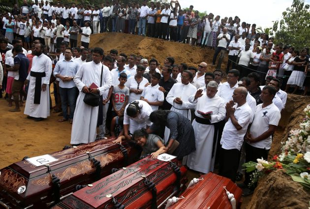 성 세바스티안 성당 인근 공동묘지에서 희생자 집단 장례식이 엄수되고 있다. 스리랑카, 네곰보. 2019년 4월23일.