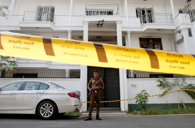 스리랑카 경찰이 자살폭탄 공격을 벌인 용의자들의 자택 앞에서 경계를 서고 있다. 스리랑카, 콜롬보. 2019년 4월25일.