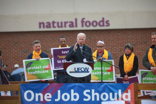조 바이든이 'Stop & Shop' 노동자들의 파업 현장을 방문해 지지 연설을 하고 있다. 매사추세츠주, 보스턴. 2019년 4월18일.