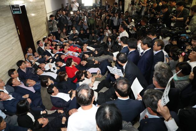 자유한국당 의원 및 당직자들이 26일 사법개혁특위가 열리는 국회 회의실 앞을 점거하며 이상민 위원장 등 참석자들의 진입을 막고 있다. 