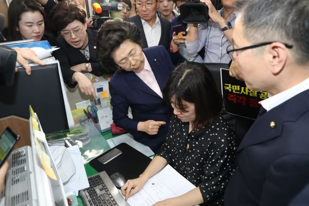 자유한국당 의원들이 25일 오후 서울 여의도 국회에 의안과에서 팩스로 접수된 공수처법, 검경수사권조정안의 신속처리안건(패스트트랙)을 접수하는 의안과 직원을 막고 있다.