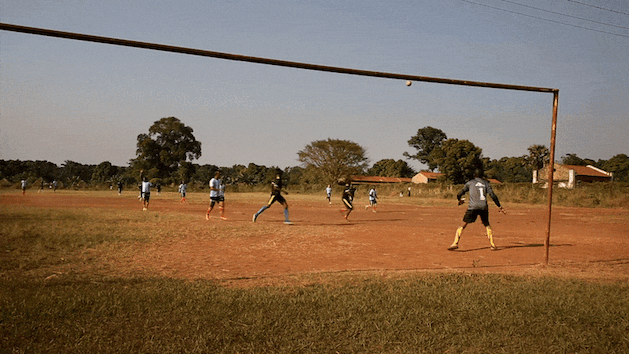 남수단 얌비오. 소년병이었던 아동들과 마을 사람들, 국경없는의사회 활동가들이 축구 시합을 하고 있다.