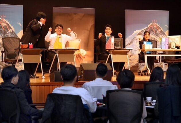 지난 4월25일 경기도 용인시 신한은행 연수원에서 대리급 이상 직원 120명이 모여 직장 내 세대갈등을 다룬 연극을 관람하고 있다. 강재훈 선임기자