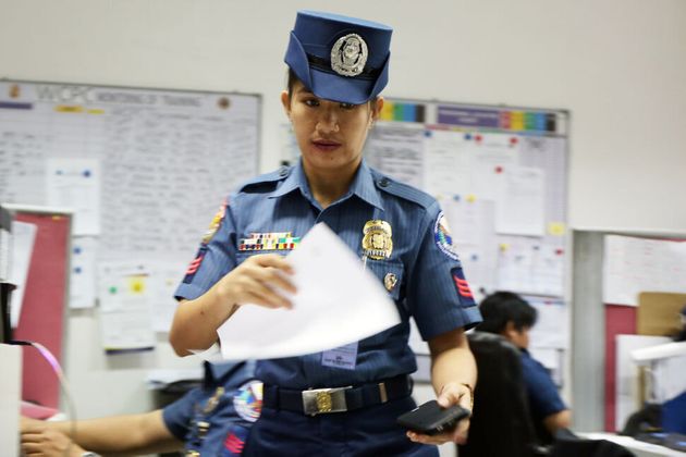 필리핀 경찰 여성아동보호센터 소속 경찰관이 사무실에서 일하고 있다.
