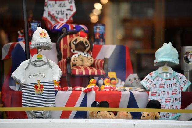 영국 왕실 해리 왕자와 메건 마클의 출산을 앞두고 한 가게에 '로열 베이비' 제품들이 진열되어 있는 모습. 2019년 5월3일.