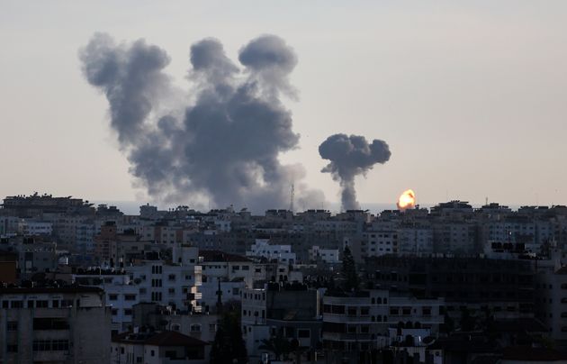이스라엘군 전투기가 가자지구를 겨냥해 '보복 공습'을 벌인 이후 연기가 피어오르는 모습. 2019년 5월4일.