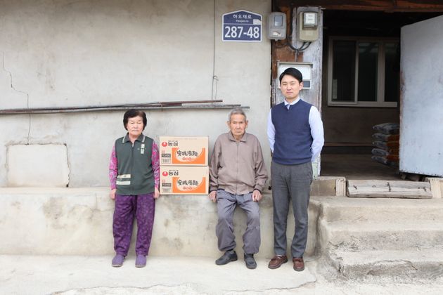 (왼쪽부터) 박병구 할아버지의 아내 최정숙 씨, 박병구 할아버지, 농심 춘천 지점의 강한솔 대리