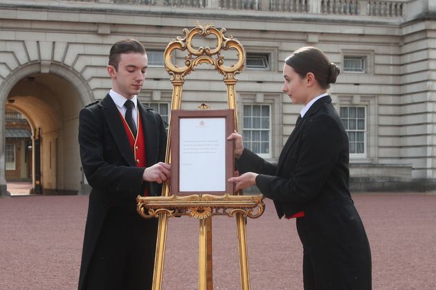 해리 왕자와 메건 마클의 '로열 베이비' 탄생을 알리는 공식 공고문이 버킹엄궁에 게시되고 있다. 영국, 런던. 2019년 5월6일.