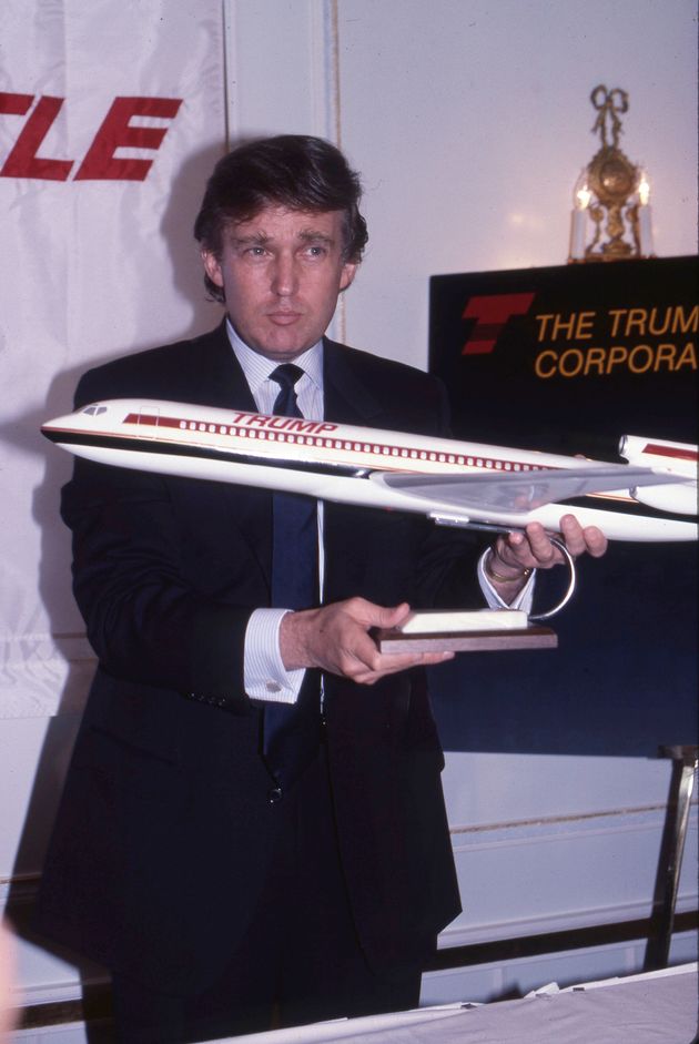 도널드 트럼프가 1988년 인수했던 뉴욕 플라자호텔(Plaza Hotel)에서 이스턴항공(Eastern Air Lines)를 3억6500만달러에 인수해 세운 항공사 '트럼프 셔틀(Trump Shuttle)' 출범 기자회견을 열고 있다. 이 항공사는 수익을 전혀 내지 못했고, 결국 2년여 만에 새 주인을 찾았다.