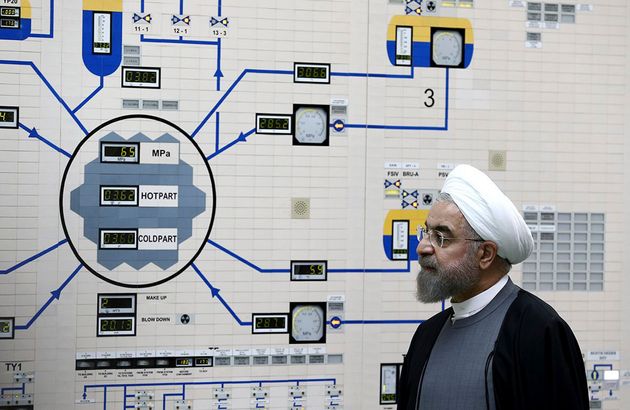(자료사진) 하산 로하니 이란 대통령이 이란 남부 부시르 핵발전소를 둘러보는 모습. 2015년 6월13일.