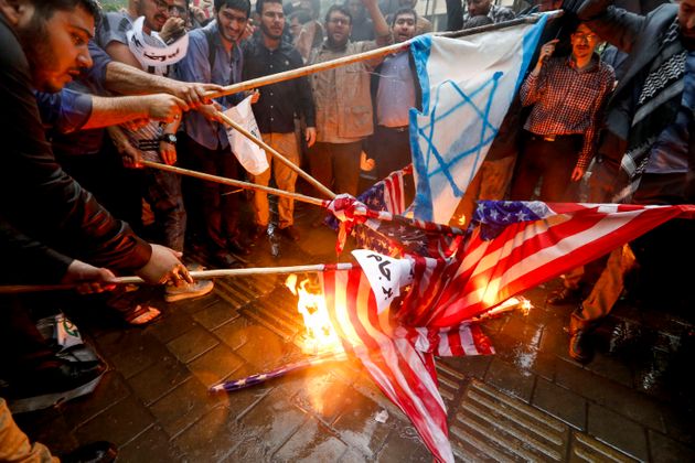 도널드 트럼프 대통령은 집권 2년차에 이란 핵협정 탈퇴를 선언했다. 사진은 협정 탈퇴 소식에 분노한 이란 시민들이 미국 깃발과 이스라엘 깃발을 불태우는 모습. 이란, 테헤란. 2018년 5월9일.
