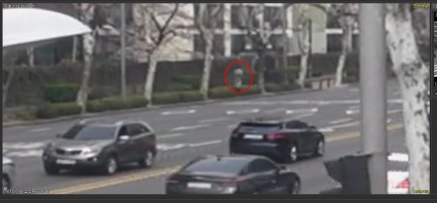 지난 3월27일 서울 강남구의 한 아파트단지 입구에서 A씨(29)가 전동휠을 운전하는 모습(서울 수서경찰서 제공).