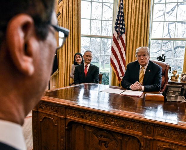 (자료사진) - 도널드 트럼프 미국 대통령이 백악관을 방문한 류허 중국 부총리와 면담을 하고 있다. 2019년 4월4일.