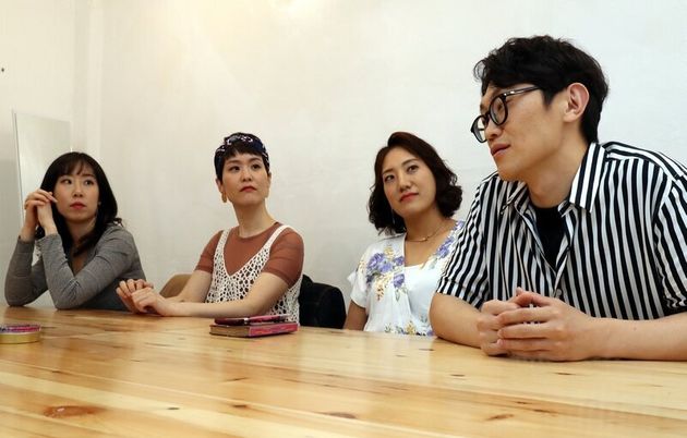 4인조 밴드 브로콜리너마저가 지난 2일 서울 마포구 연남동 한 카페에서 <한겨레>와 인터뷰하고 있다. 이들은 수익을 똑같이 나눈다. 강재훈 선임기자