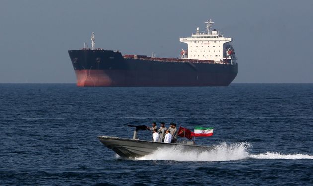 자료사진 - 호르무즈 해협에서 이란 군인들이 '페르시아만의 날'에 참석하는 모습. 17세기 압바스 1세가 포르투갈 해군을 격퇴한 군사작전을 기념하기 위한 날이다. 호르무즈 해협은 전 세계 20%에 달하는 원유가 수송되는 길목이다. 2019년 4월30일.