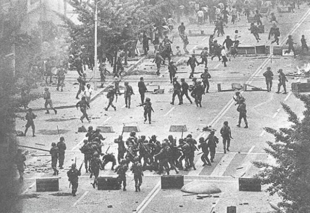 1980년 5·18민주화운동 당시 계엄군들이 광주 금남로에서 시민들을 무력으로 진압하고 있다.