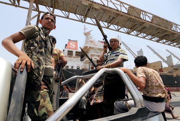 후티 반군 대원들이 살리프 항구에서 철수하고 있다. 2019년 5월11일.