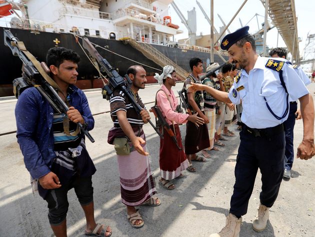 예멘 해안경비대 직원이 철수중인 후티 반군 대원들과 악수를 나누고 있다. 2019년 5월11일.