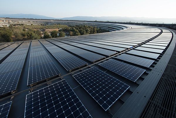 애플 본사 건물에 설치된 태양광 패널
