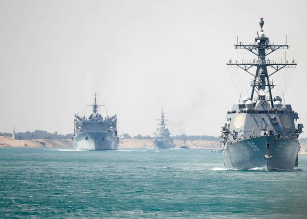 미국 해군이 공개한 사진. 아브라함링컨호 항공모함 전단이 이집트 수에즈 운하를 통과하고 있다. 백악관은 구체적으로 밝히지 않은 '이란의 위협'을 이유로 항모전단 등을 페르시아만에 급파했다. 2019년 5월9일.