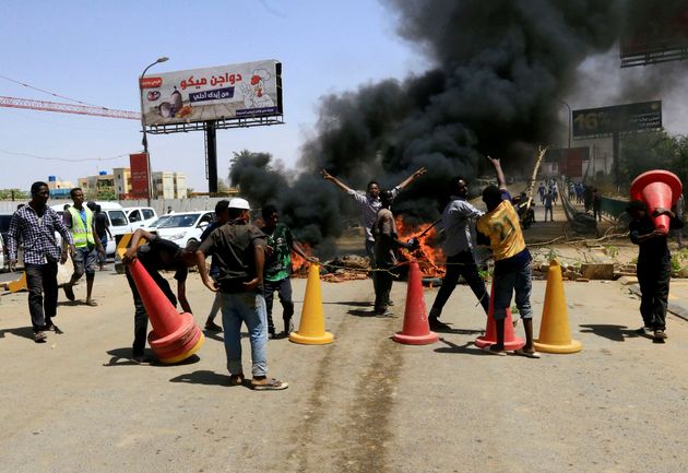 수단 시위대가 길을 막기 위해 쌓아놓은 타이어 등을 불태우고 있다. 수단, 하르툼. 2019년 5월13일.