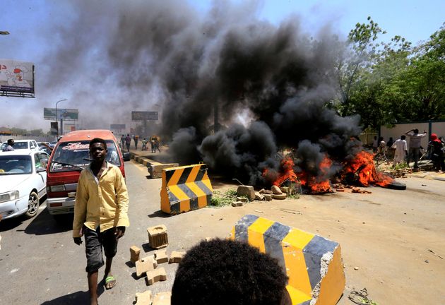 수단 시위대가 길을 막기 위해 쌓아놓은 타이어 등을 불태우고 있다. 수단, 하르툼. 2019년 5월13일.