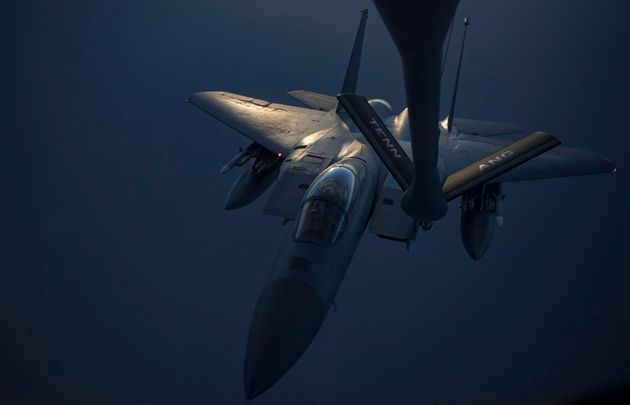 미국 공군이 배포한 사진. F-15C 전투기가 카타르 기지에 베이스를 둔  KC-135 스트래토탱커 공중급유기로부터 연료를 급유 받는 모습. 장소 미상. 2019년 5월12일.