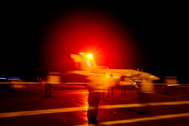 미국 해군이 배포한 사진. VFA-86 소속 F/A-18E 슈퍼호넷 전투기가 항공모함 아브라함링컨호에서 이륙하고 있다. 미군은 항공모함 함대를 페르시아만 인근에 급파했다. 2019년 5월10일. 