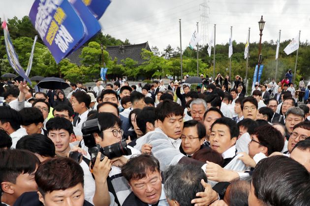 황교안 자유한국당 대표가 18일 광주 북구 국립5·18민주묘지에서 열린 제39주년 5·18민주화운동 기념식에 참석하기 위해 행사장에 들어서면서 시민들의 거센 항의를 받고 있다. 