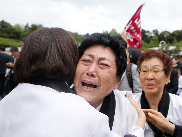 18일 오전 광주 북구 망월동 5·18국립묘지에서 5월어머니가 황교안 자유한국당 대표에게 '여기가 어디라고 오느냐'며 소리치며 울고 있다.