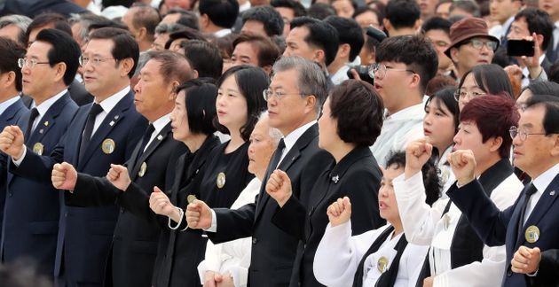 문재인 대통령이 18일 광주 국립 5·18민주묘지에서 열린 제39주년 5·18민주화운동 기념식에서 ‘임을 위한 행진곡’을 제창하고 있다.