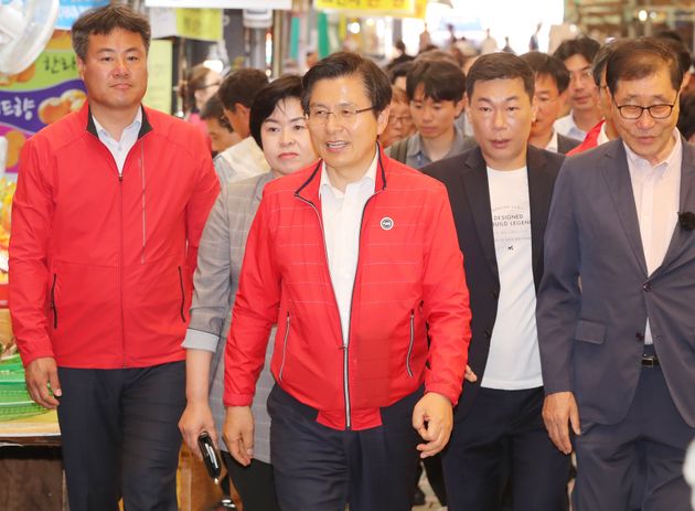 '민생투쟁 대장정'을 이어가고 있는 황교안 자유한국당 대표가 19일 제주시 동문시장을 방문하고 있다.