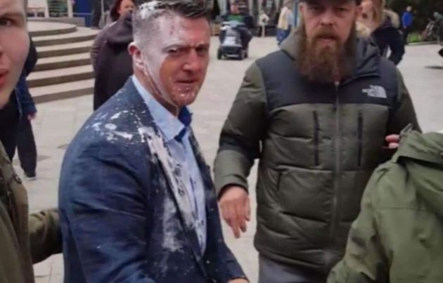 유럽의회 선거에 출마한 영국 극우 인사 토미 로빈슨(본명 스티븐 엑슬리-레넌)은 5월 초 선거운동을 하다가 밀크쉐이크 공격을 받았다.