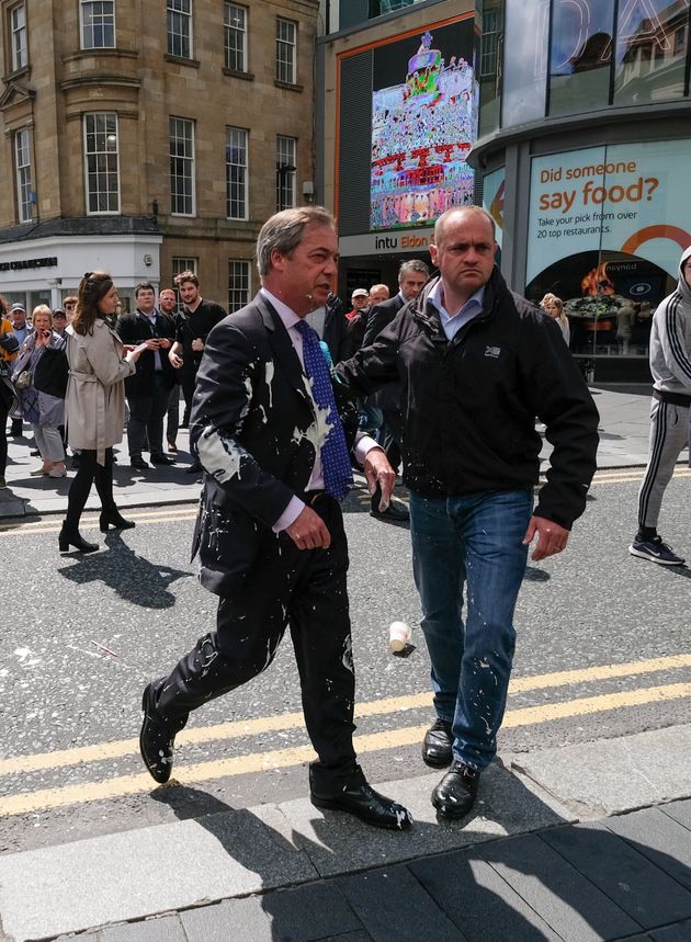 브렉시트당(Brexit Party) 나이젤 패라지 대표는 유럽의회 선거를 앞두고 뉴캐슬에서 선거운동을 하다가 밀크쉐이크 공격을 받았다. 2019년 5월20일.