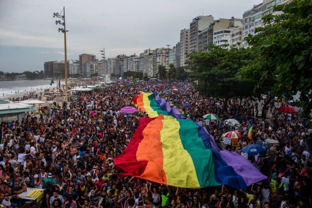 코파카바나 해변에서 열린 게이 퍼레이드(Pride Parade)에 등장한 거대한 레인보우 깃발. 브라질, 리우데자네이루. 2018년 9월30일.