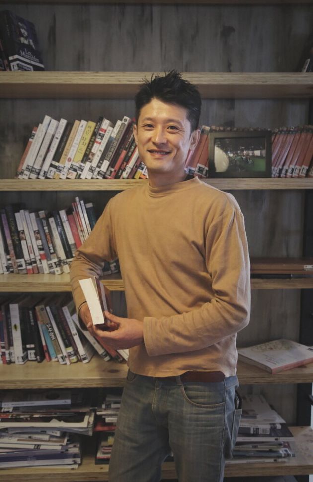 유명 시인 비평문 대필 의혹이 사실로 드러났다