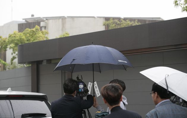 관세청이 5월  2일 서울 종로구 평창동 조양호 회장의 자택을 압수수색했다. 