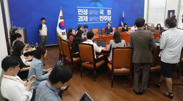 취재진과 앉아서 백브리핑하는 이인영 원내대표 