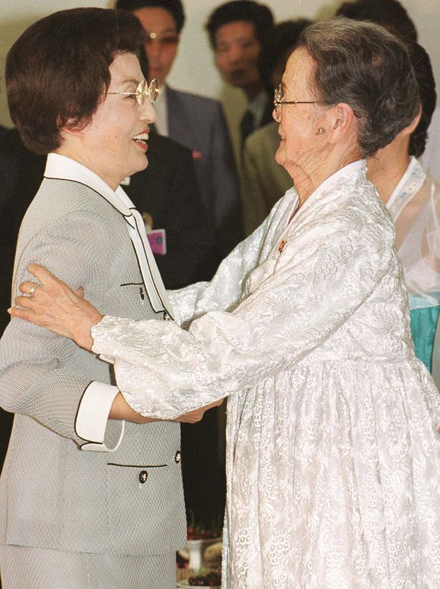 2000년 6월 14일, 방북 일정 중 고교 재학 시절 수학 선생님이었던 김지한씨(당시 85세)를 만난 이희호 당시 영부인.
