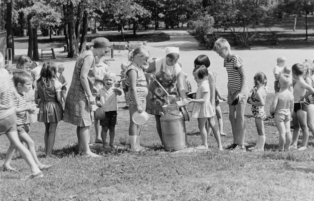 1966년에 까이보뿌이쓰또(Kaivopusito, 헬싱키에서 가장 유명한 공원)의 놀이터에서 아이들에게 음식을 나눠주고 있는 사진이다.
