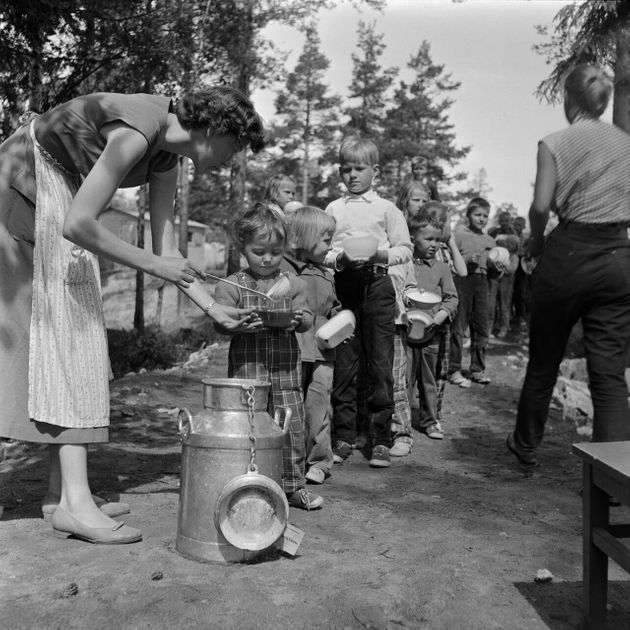 1950년대 사진, 헤르또니에미(Herttoniemi) 지역의 레읶끼뿌이쓰또에서 음식을 나눠주는 중이다.