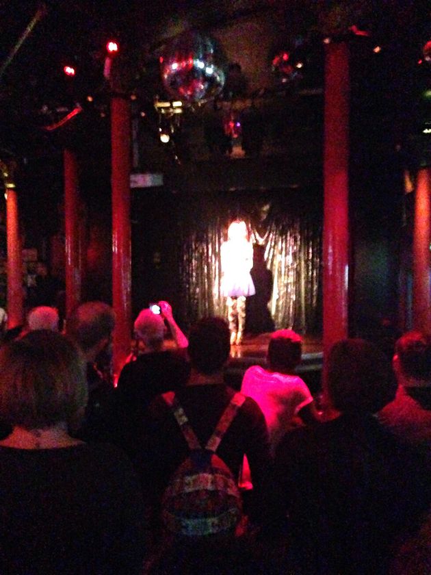 깊은 역사를 자랑하는 공연장인 Royal Vauxhall Tavern에서 공연하고 있는 모습